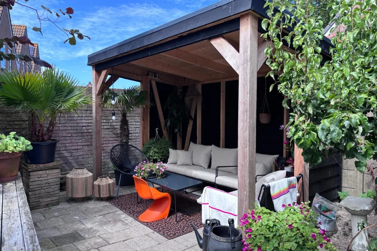 Overkapping met loungebank in de tuin van de Bollenschuur